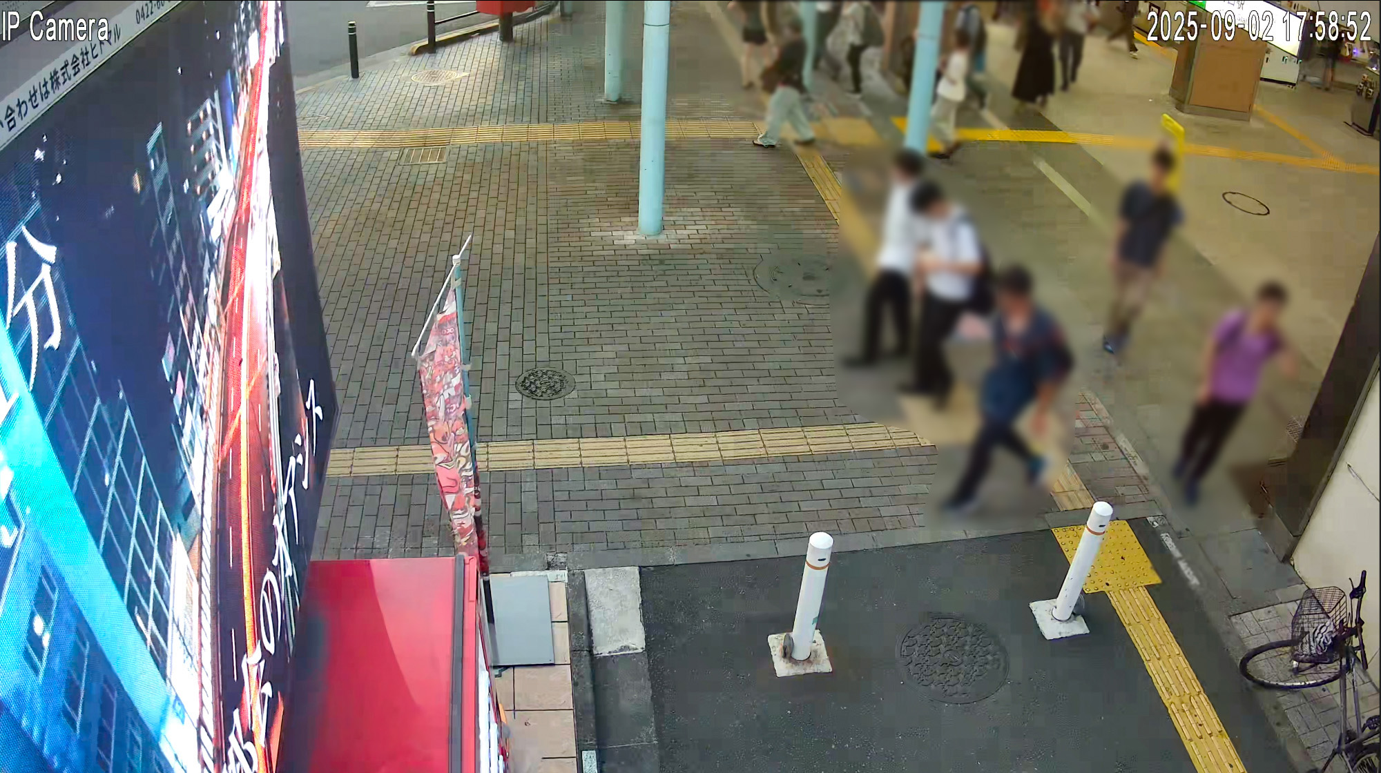 矢野口ビジョン前を通行する人々の様子